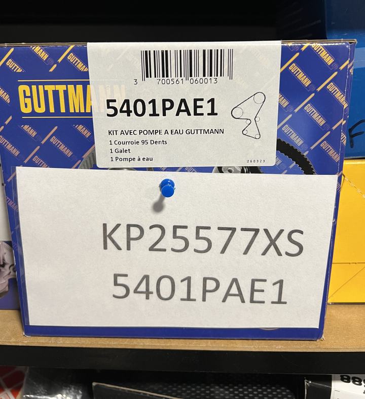Carton de kit de distribution avec l'étiquette du magasin et ses références croisées